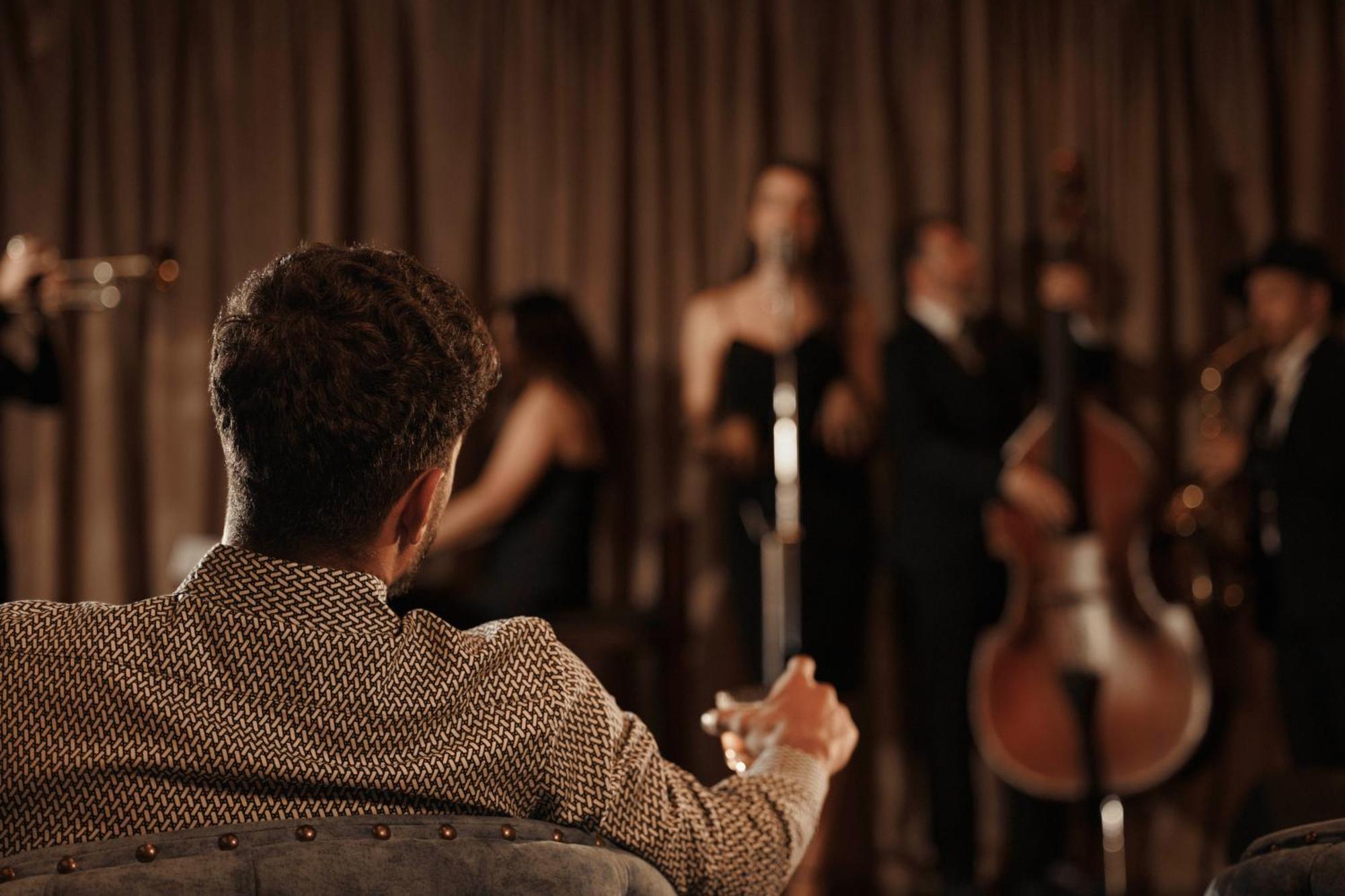 Jumeirah Emirates Towers Dubai Exterior photo A conductor leading an orchestra