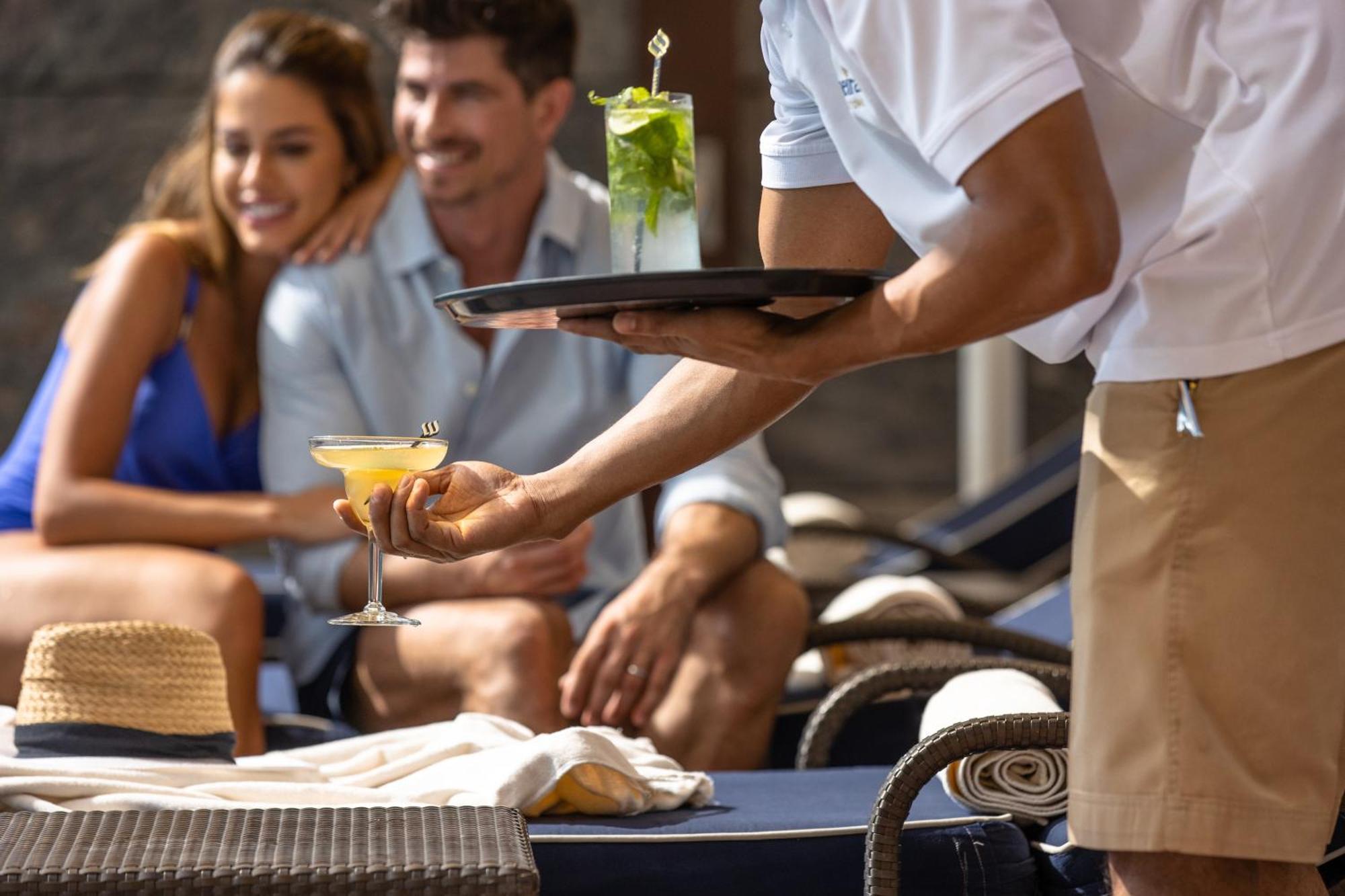Jumeirah Emirates Towers Dubai Exterior photo A butler serving drinks at a resort
