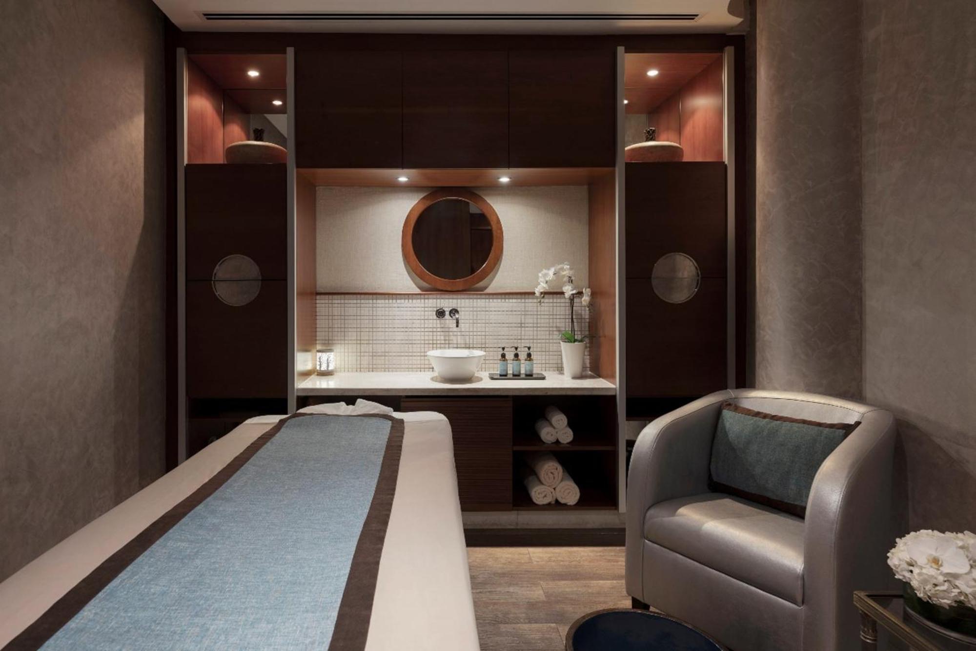 Jumeirah Emirates Towers Dubai Exterior photo Treatment room