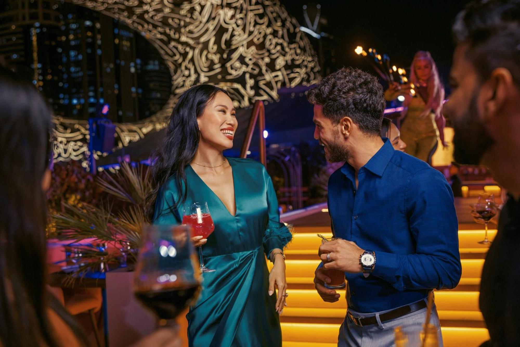 Jumeirah Emirates Towers Dubai Exterior photo The Bar