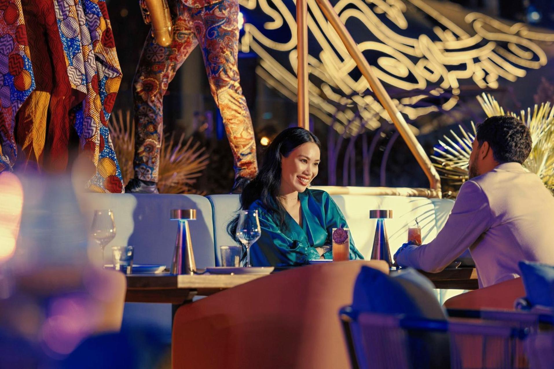 Jumeirah Emirates Towers Dubai Exterior photo A hostess at the Atlantis Paradise Island