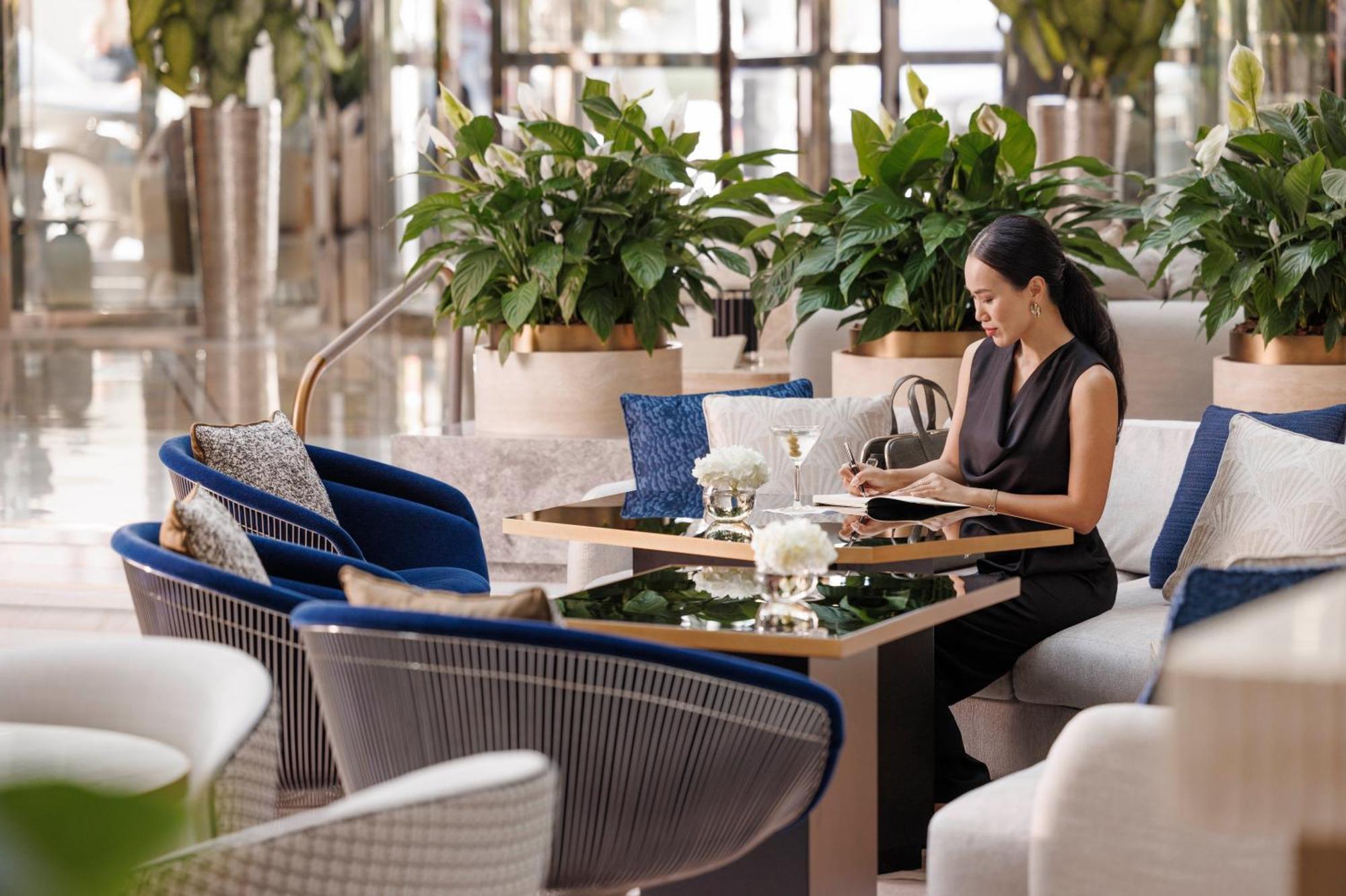 Jumeirah Emirates Towers Dubai Exterior photo The Lounge at the airport