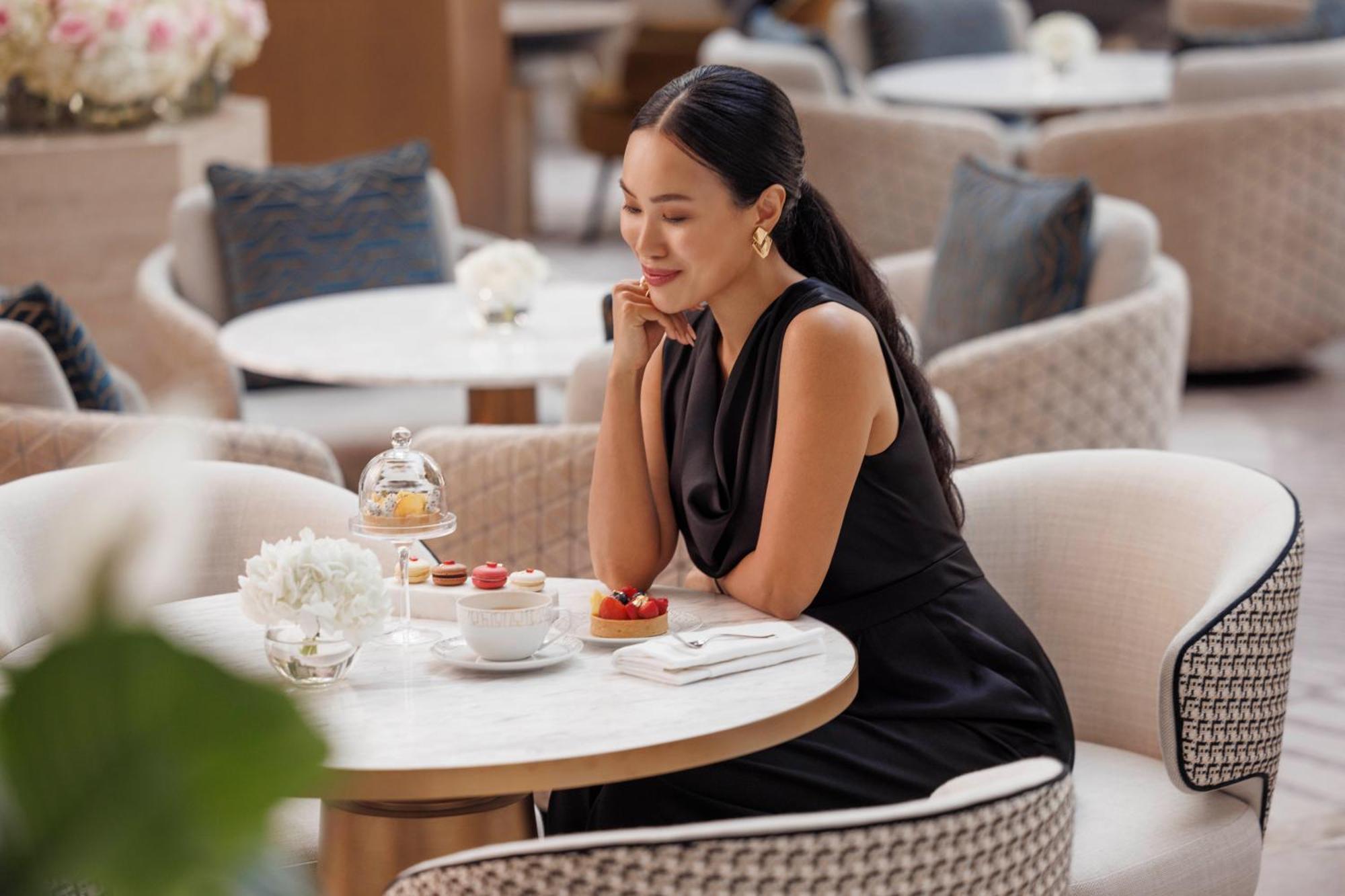 Jumeirah Emirates Towers Dubai Exterior photo A woman at a restaurant