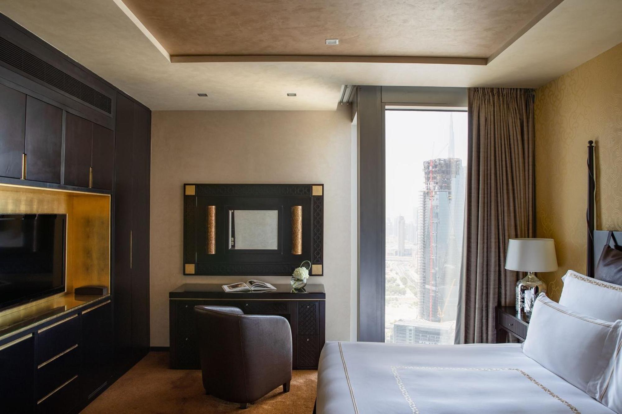 Jumeirah Emirates Towers Dubai Room photo A bedroom at the Ritz-Carlton, DIFC