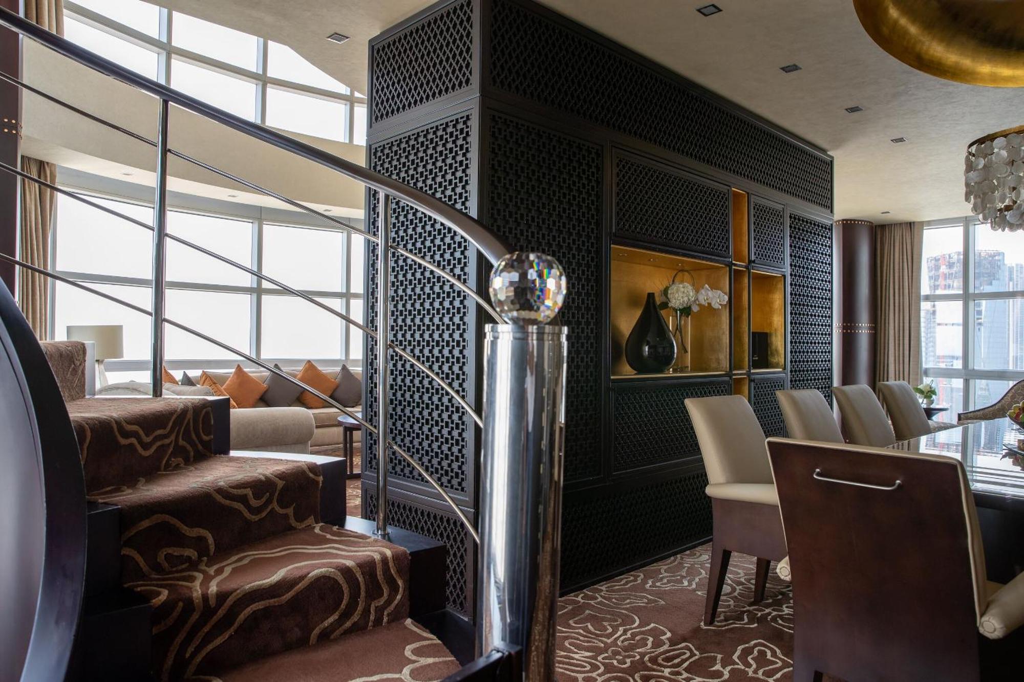 Jumeirah Emirates Towers Dubai Room photo The interior of a suite