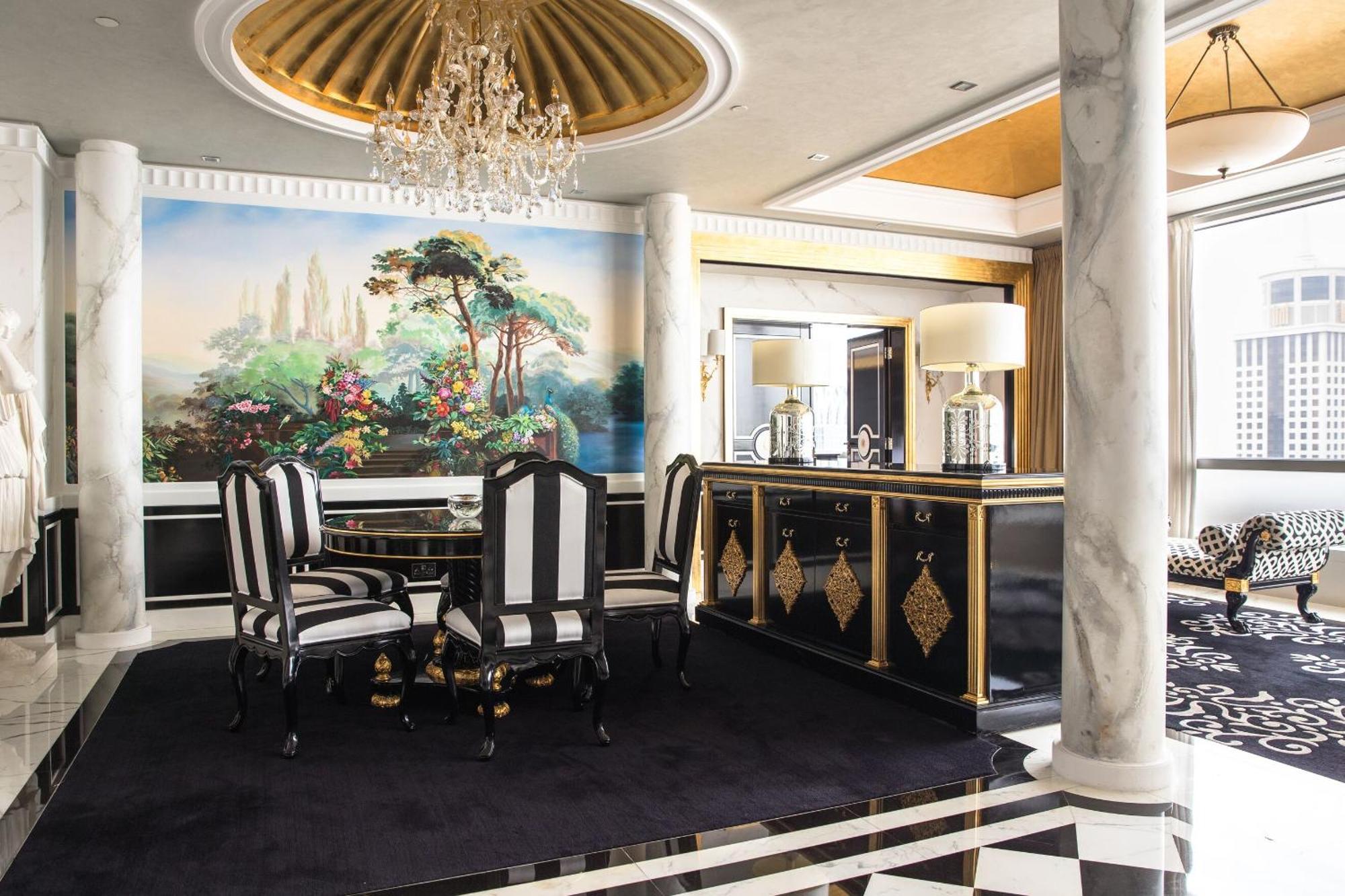 Jumeirah Emirates Towers Dubai Room photo The interior of the Presidential Suite