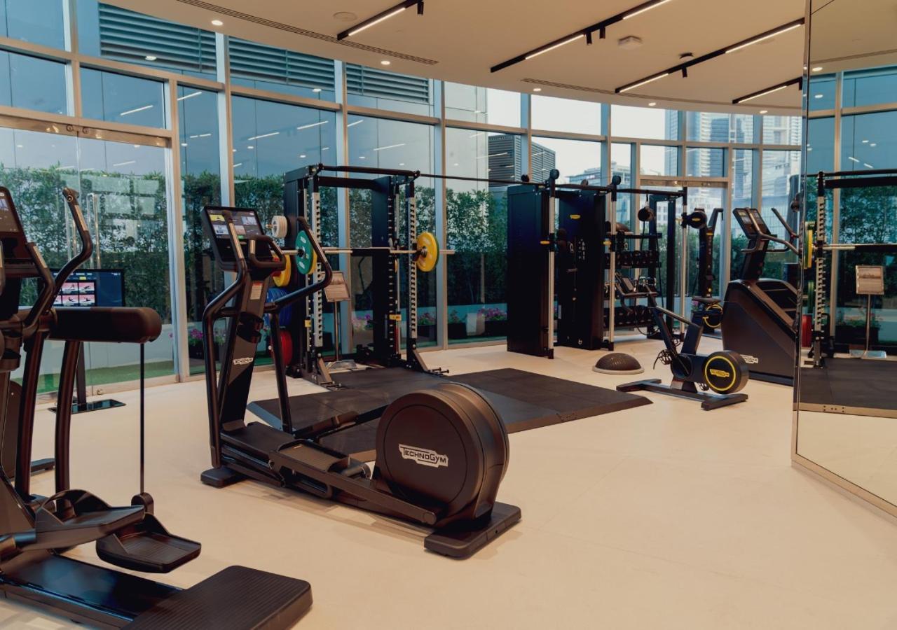Jumeirah Emirates Towers Dubai Exterior photo The gym at the 1018